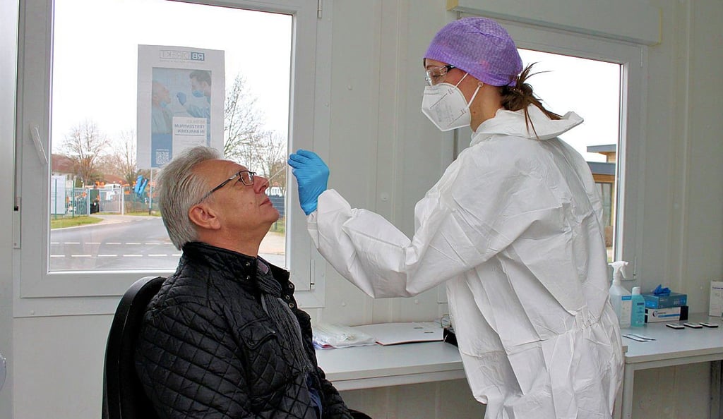 TPO-Verbandsvize Bernd Fricke lässt sich im neuen Testzentrum inmitten des Barleber Gewerbegebietes von Victoria Große auf das Corona-Virus testen.