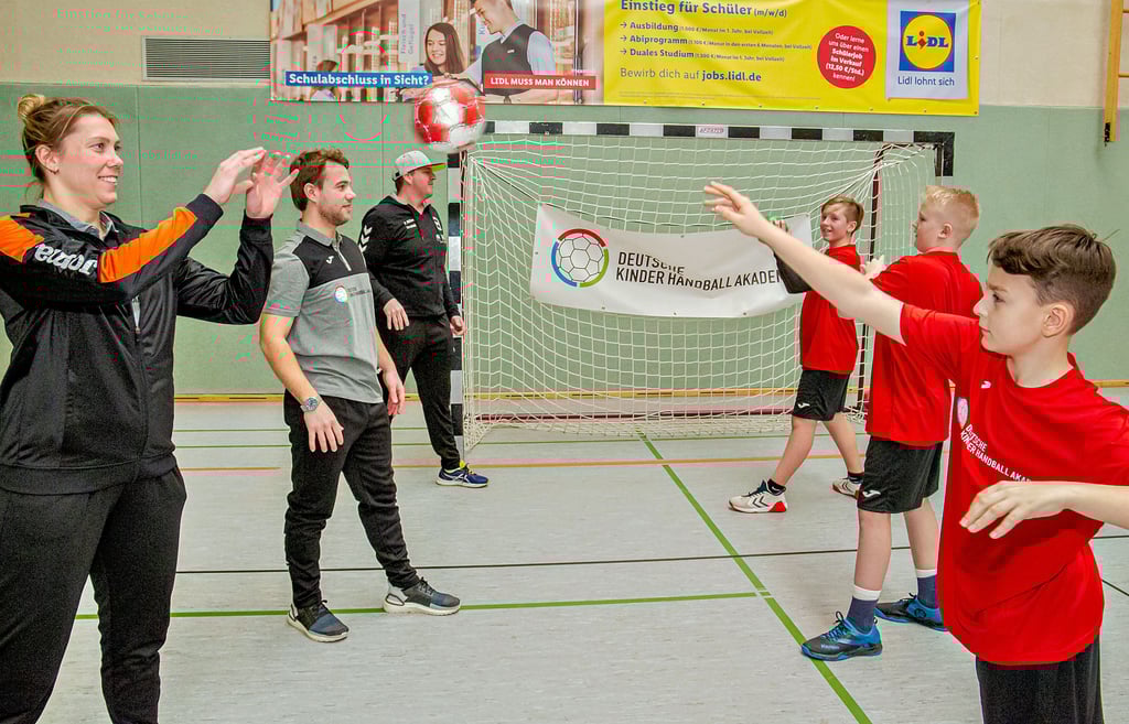 Die Trainer Carolin Richter (von links), Martin Jux und Bernd Müller trainieren mit dem Anhalt-Trio Jonas Stoll, Phillip Klawitter und Anton Wendt.