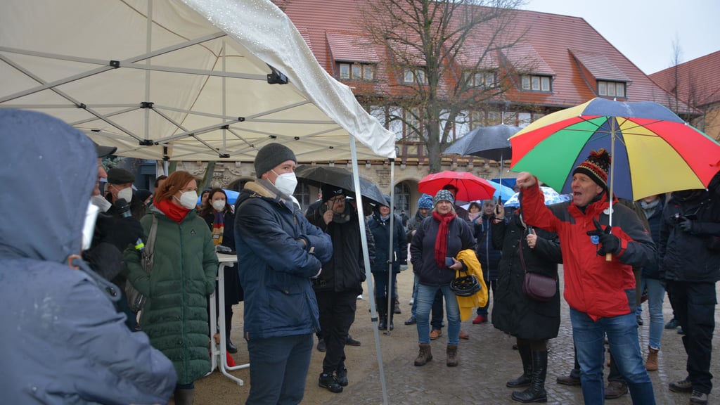 Halberstadts Oberbürgermeister Daniel Szarata hat in den vergangenen Wochen mehrfach das Gespräch mit Teilnehmern der Corona-Demonstrationen gesucht. Am Montag zogen Hunderte Demonstranten zu seinem Privathaus.