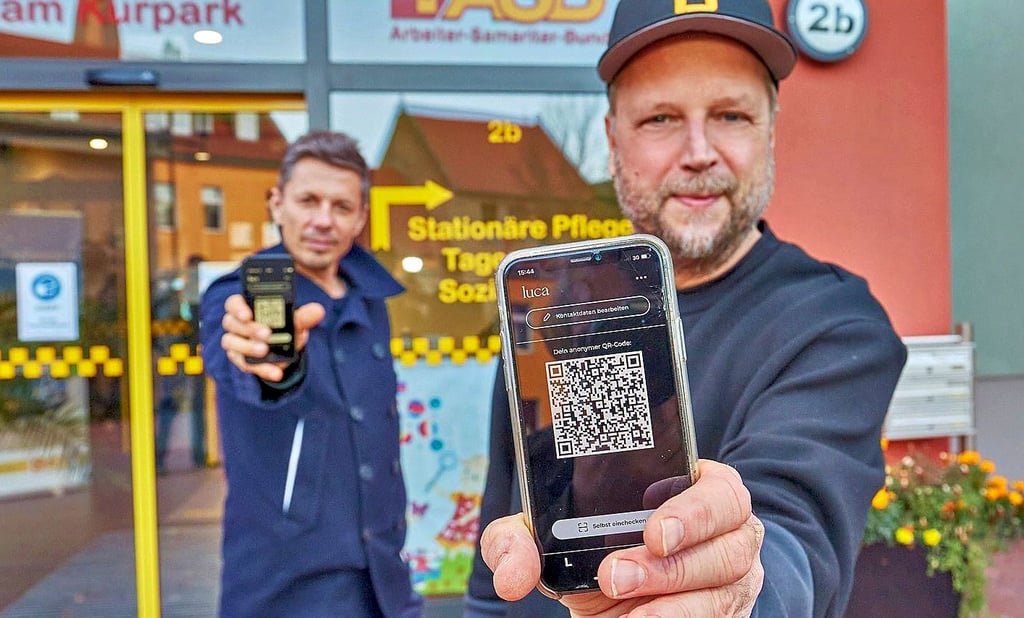 Michael Beck (links) und Michael „Smudo“ B. Schmidt von der Hip-Hop-Band „Die fantastischen Vier“ warben im November 2020 persönlich im Bernburger ASB-Pflegeheim „Am Kurpark“ für die neue Luca-App.