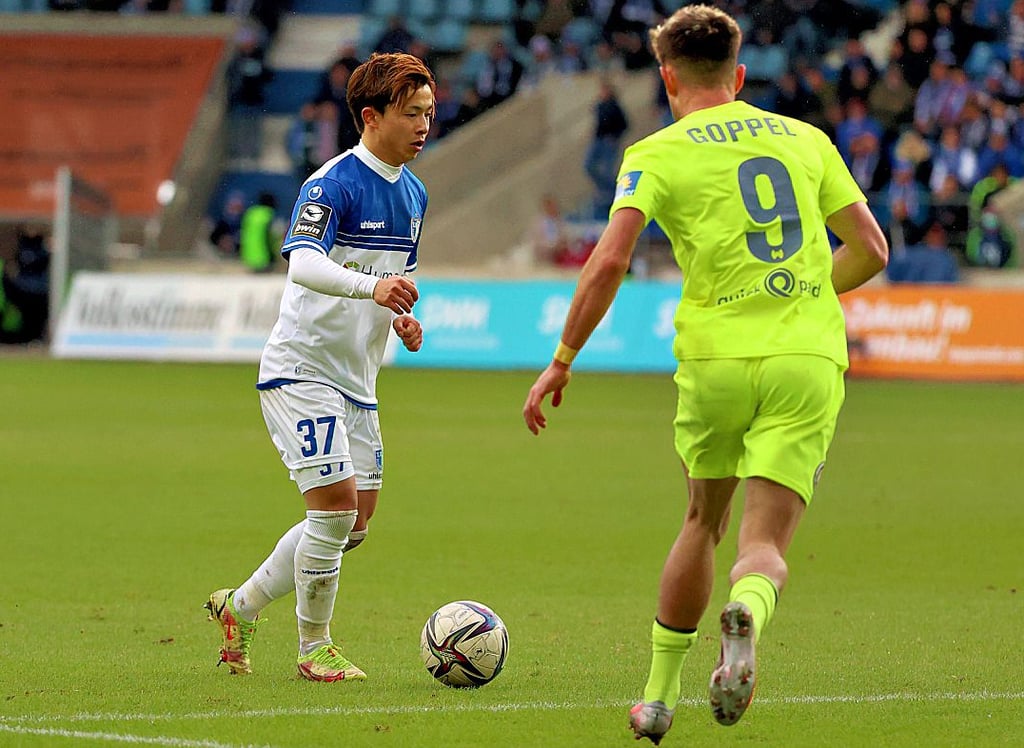 Vier Spiele, drei Scorerpunkte für den 1. FC Magdeburg: Tatsuya Ito (links), hier im Duell mit Wiesbadens Thijmen Goppel.