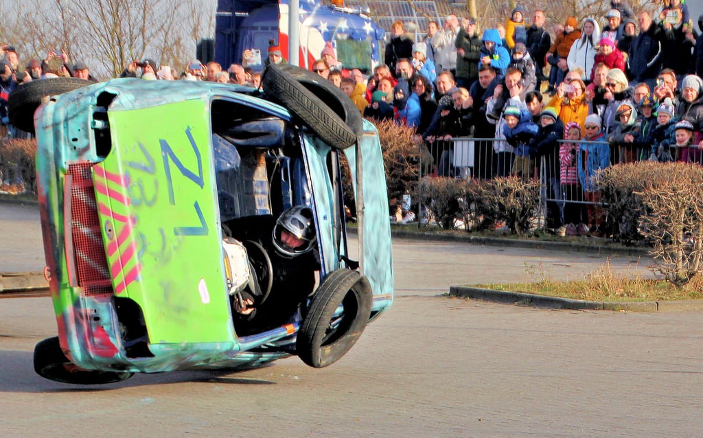 230 Zuschauer sahen das Spektakel auf dem Parkplatz des Hagebaumarktes. Hier überschlägt sich Denny Frank bei einem Stunt mit dem Pkw.