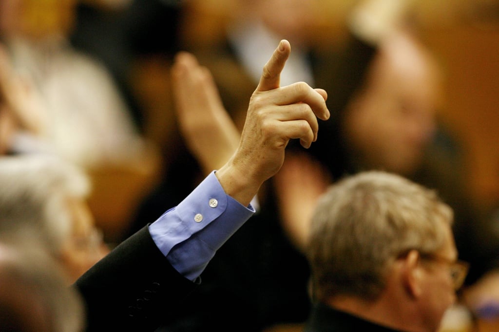 Ein Handzeichen bei einer Abstimmung (Symbolbild)