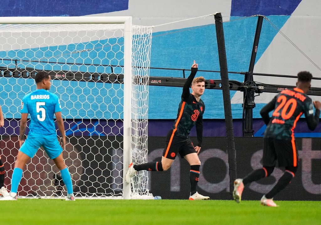 Chelseas Torschütze Timo Werner (M) jubelt nach dem Führungstreffer seiner Mannschaft.