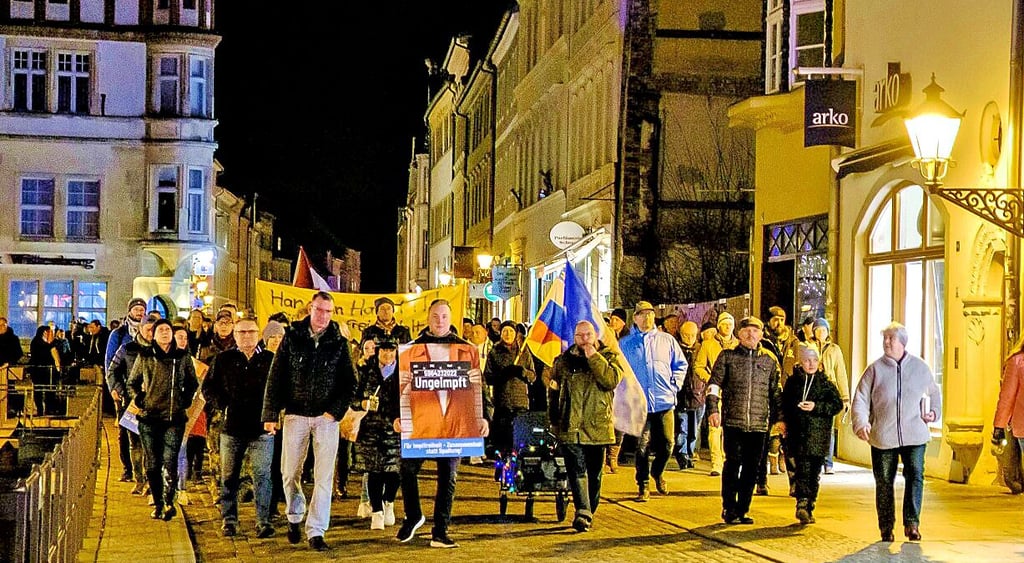 Etwa 1.900 „Spaziergänger“ demonstrierten am Montag in Wittenberg, zum Abschluss gab es noch etwas Live-Musik auf dem Marktplatz.
