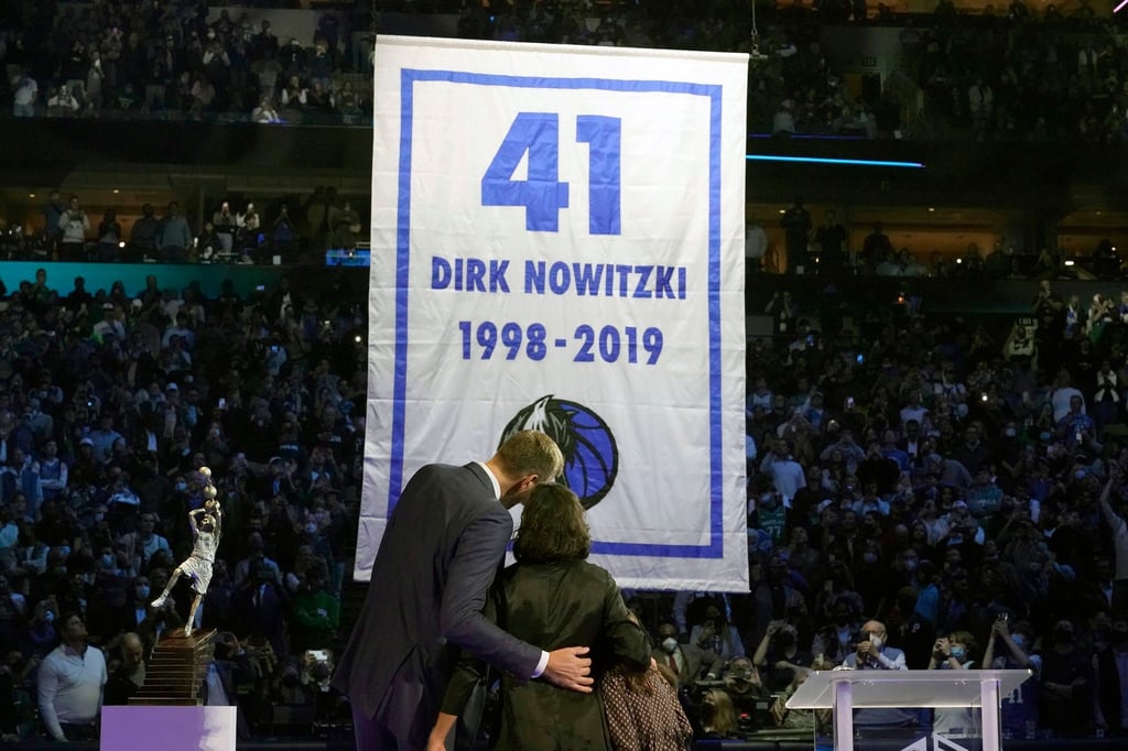 Dirk Nowitzki und seine Frau Jessica Olsson bei der Trikot-Zeremonie.