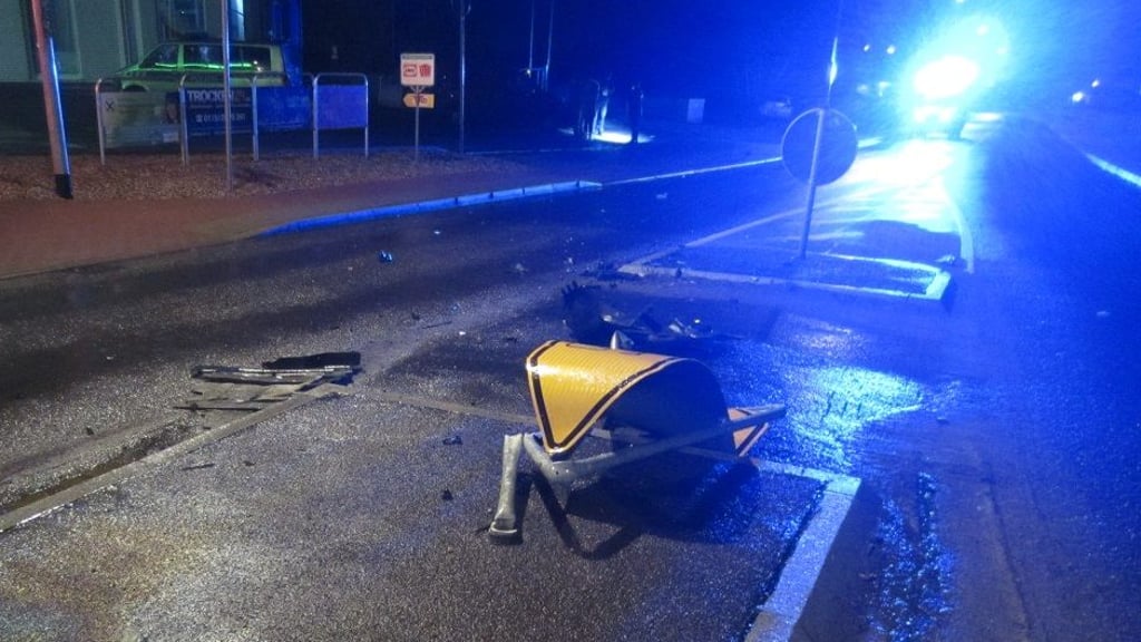 Ein Hinweisschild wurde bei dem Unfall in Stendal total demoliert.
