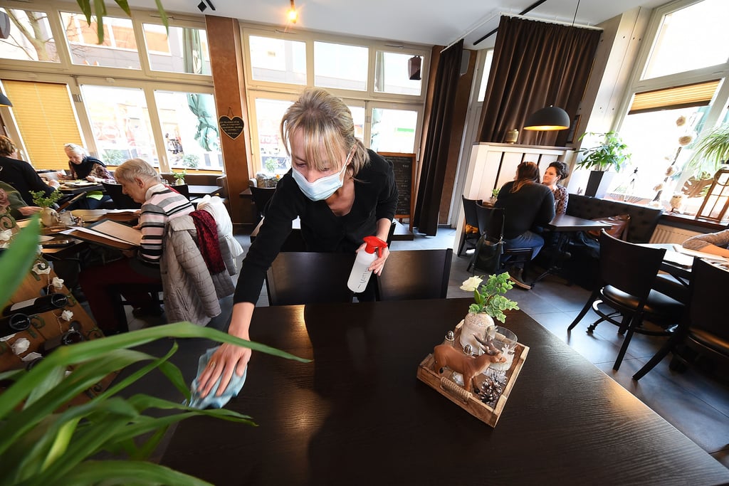 2G oder 3G? Kellnerin Katrin Mußmann wird jeden Tisch nach wechselnder Kundschaft in der Köthener „Stadtscheune“ desinfizieren.