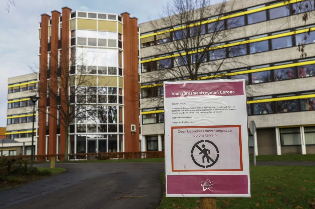 Ein Schild vor dem Pflegeheim Casa Bonita in Apeldort macht auf die Corona-Vorsichtsmaßnahmen aufmerksam.