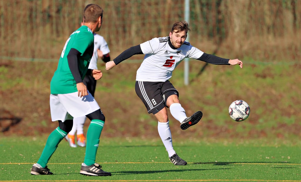 Daniel Zoll (am Ball) sucht mit seiner Mannschaft noch die Ballsicherheit im Umkehrspiel.