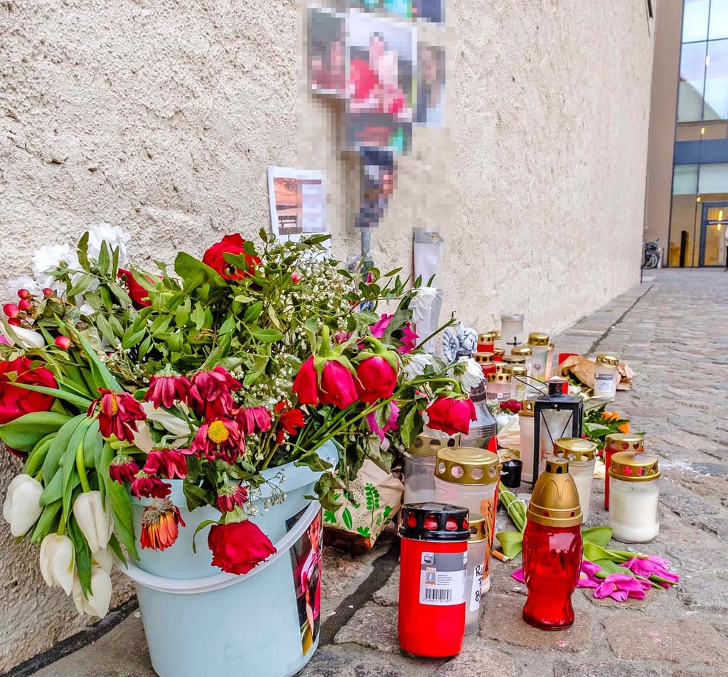 Blumen, Kerzen und Bilder des Verstorbenen vor dem Eingang des Arsenals zeugen von der grausamen Messerattacke.