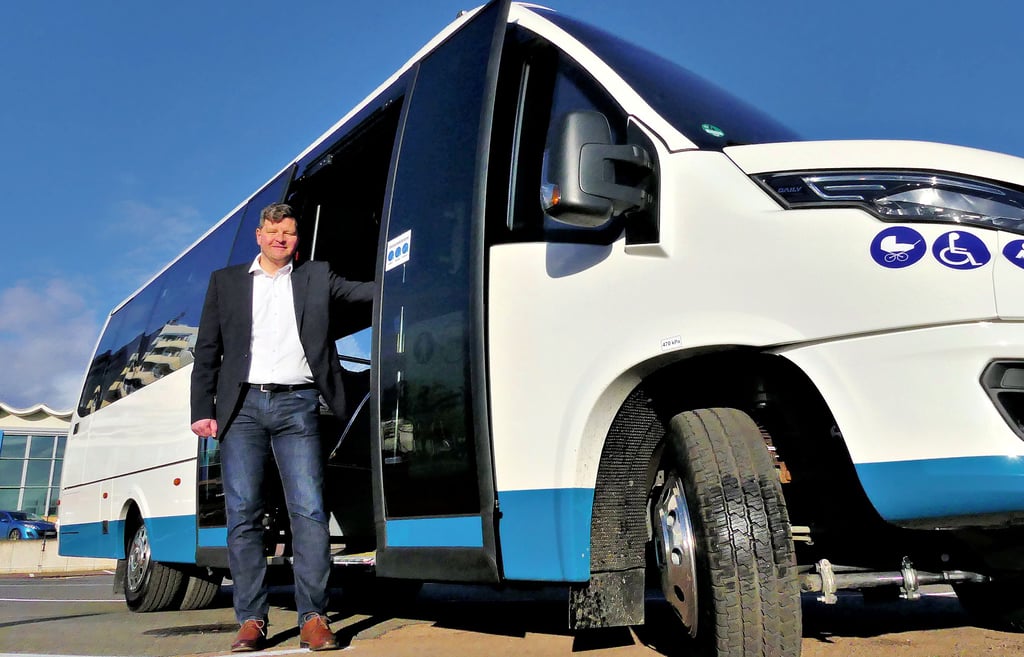 Geschäftsführer Enrico Kretzschmar zeigt den neuen Midibus. Die ersten Modelle laufen mit Diesel.