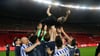 Da fliegt der Trainer: Nach dem Viertelfinaleinzug in der Copa de Rey gegen Atletico Madrid ließen die Spieler Imanol Alguacil hochleben.