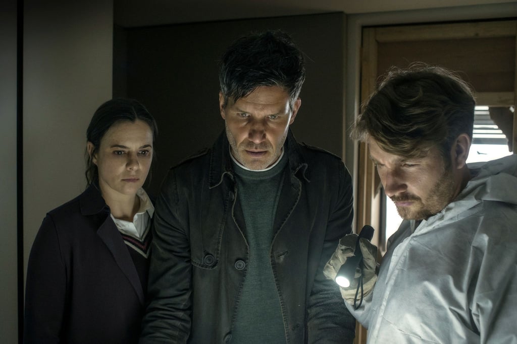Was die Kommissare Pia (Annika Kuhl, l.), Oliver (Tim Bergmann, M.) und Kröger (Pirmin Sedlmeir, r.) in einem Versteck entdecken, lässt sie erschauern.
