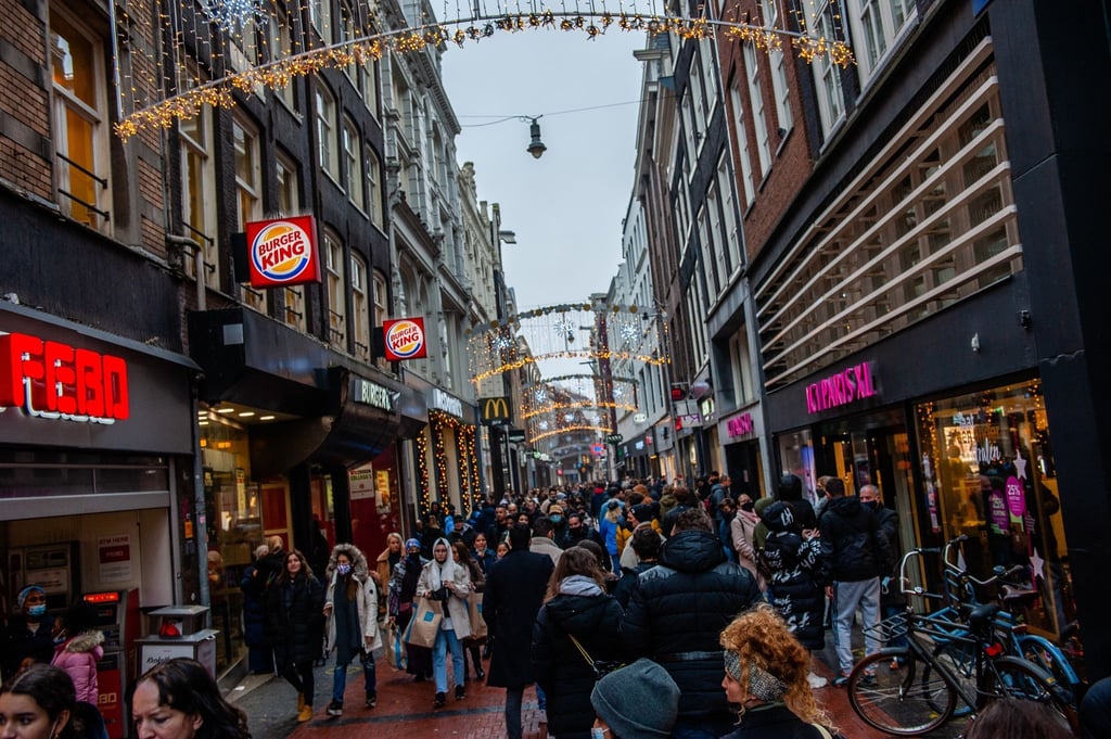 Menschen beim Einkaufen im Zentrum von Amsterdam.