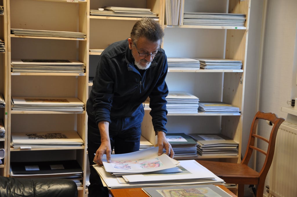 Künslter Winfried Mikolajczyk in seiner Wohnung in Neustadt.