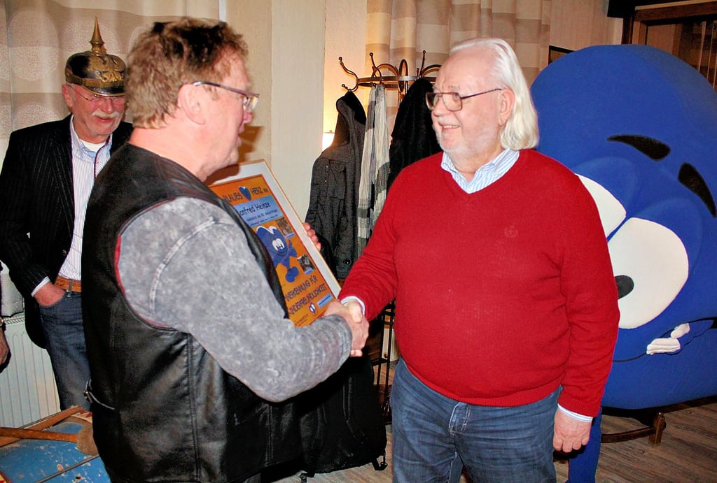 Blaue-Herzen-Vereinsvorsitzender Detlef Ballendat (links) ehrt Manfred Heinze mit der Urkunde „Blaues Herz für Kinderfreundlichkeit“.