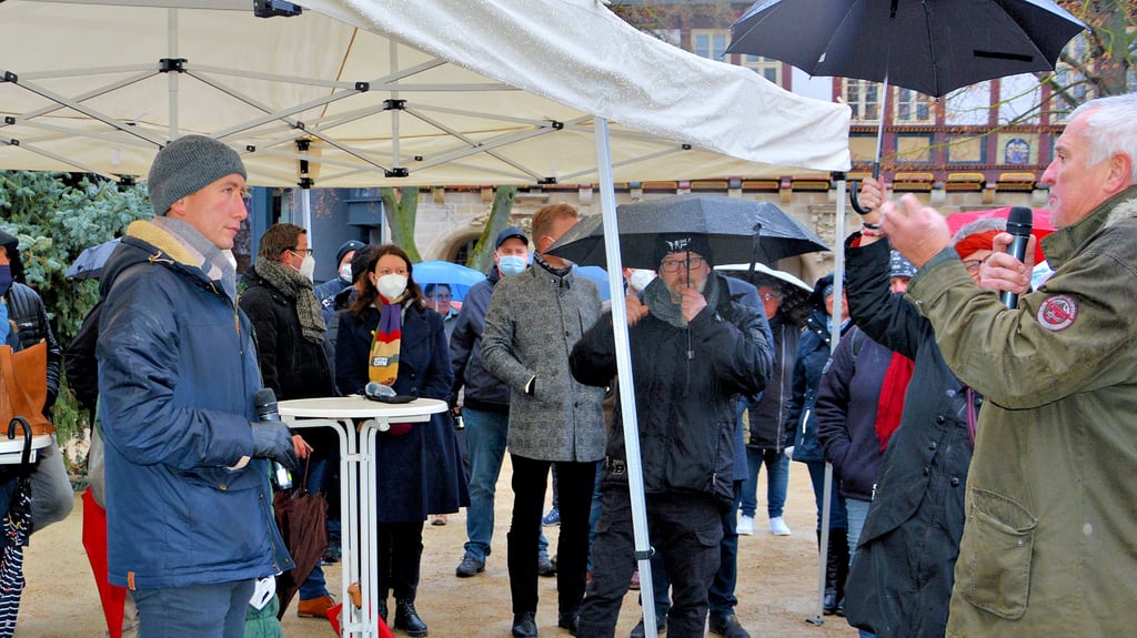 Der Halberstädter OB Daniel Szarata hat  demokratisches Stehvermögen gezeigt und – statt Verboten und Einschränkungen – beim Thema Corona ganz bewusst auf den Dialog mit Demonstranten gesetzt. Nun wurde seine Familie von Demonstranten bedrängt. 