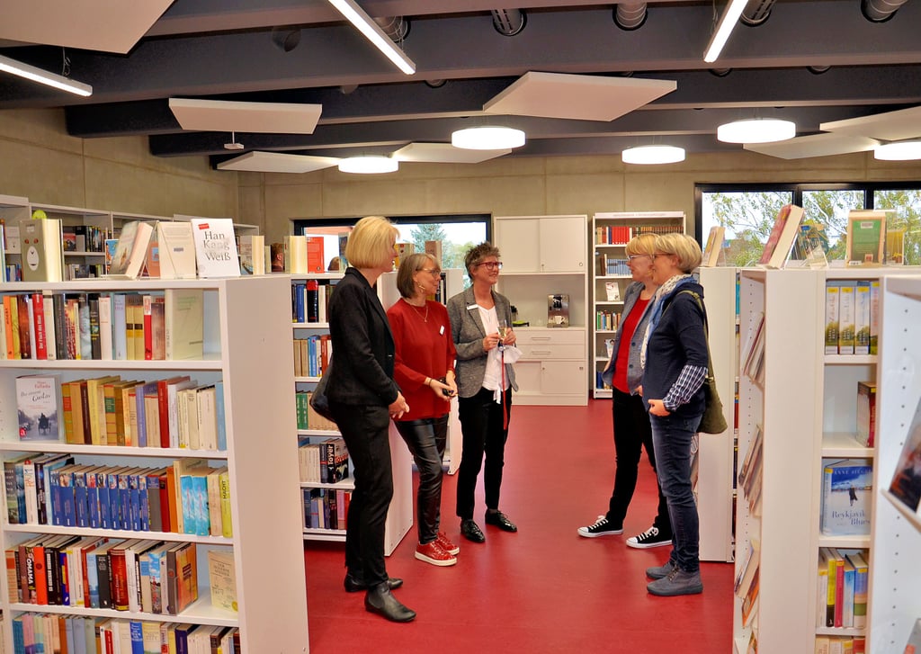 Voller Stolz zeigt die Leiterin der Stadt- und Regionalbibliothek Staßfurt Susanne Sulek Kolleginnen aus Bernburg ihre neue Arbeitswelt im zweiten Stock vom „Haus am See".