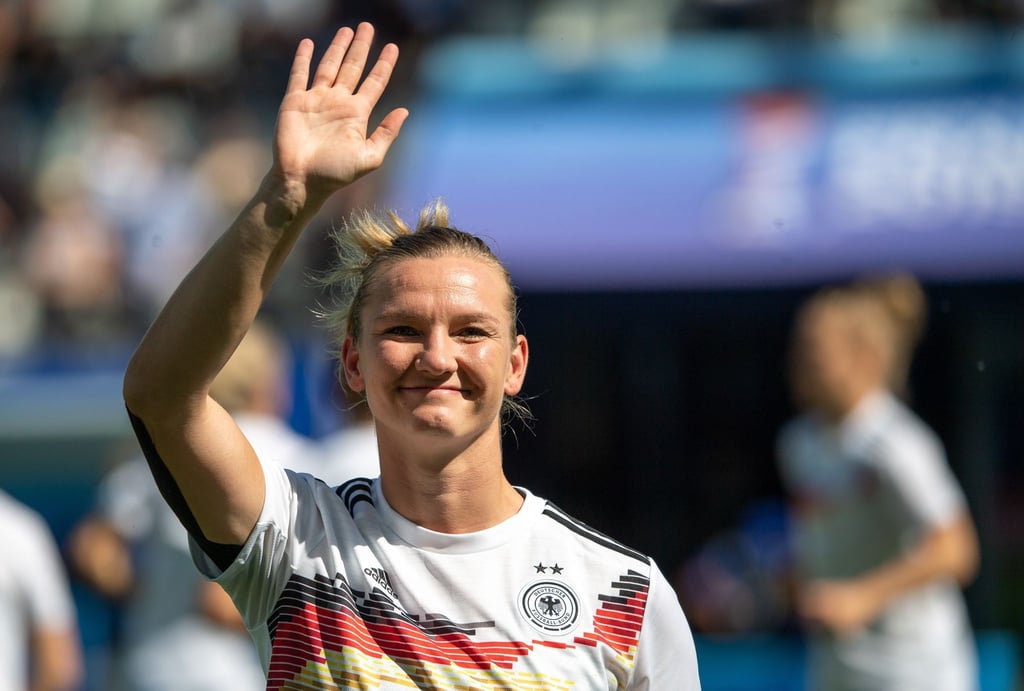 Deutschlands Nationalspielerin Alexandra Popp winkt nach einem Spiel.
