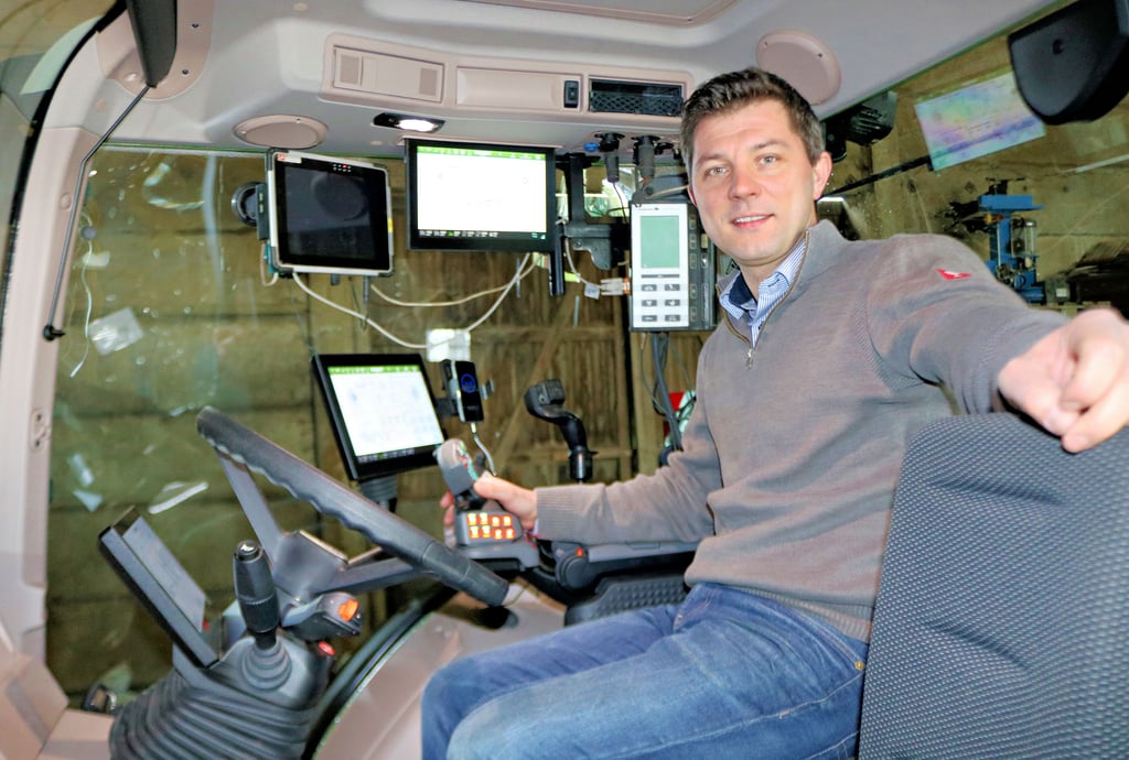 Martin Dippe in einem Hightech-Traktor seines Landwirtschaftsbetriebs in Wulferstedt. Der 36-Jährige aus der Börde ist seit wenigen Wochen Präsident des Bauernbundes Sachsen-Anhalt.