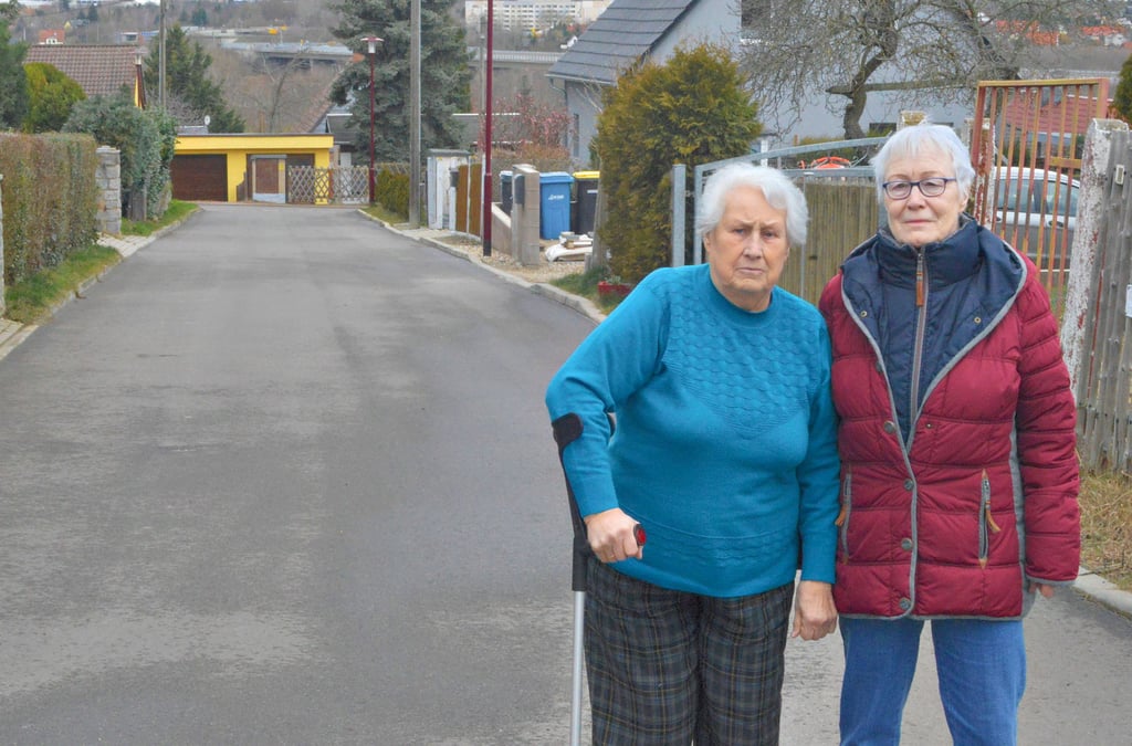 Barbara Reichert (links) und Sybille Gründler stehen am Schlehenweg in Weißenfels. Die Straße ist stark abschüssig und wird im Winter bei Schneefall und Glätte zur Gefahr. Einmal ist Frau Reichert schon schwer gestürzt.