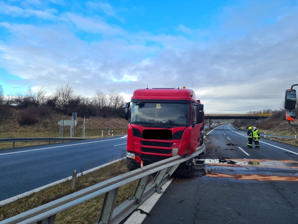 Nach einem Reifenplatzer krachte dieser Lkw auf der A36 bei Ilsenburg in die Leitplanke.