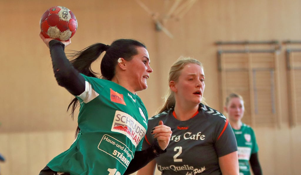 Es war ein Spiel zum Vergessen für Jenny Friese (links) und den BSV. Die Magdeburgerinnen verloren in der Sachsen-Anhalt-Liga gegen den SV Oebisfelde.
