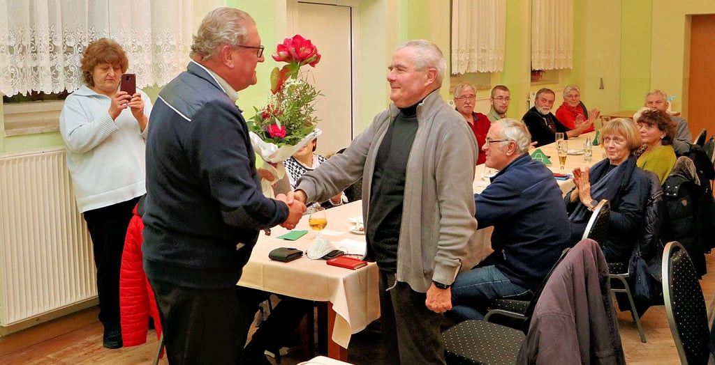 Neben dem bisherigen Vorsitzenden Erhard Fritzsche hat auch Reiner Helling nicht mehr für den Vorstand des Heimatvereins „Glücksburger Heide“ kandidiert. Ihm wurde für seine Arbeit gedankt. Das übernahm Detlef Polzenhagen, der wenig später als Vorsitzender der Gemeinschaft gewählt wurde.