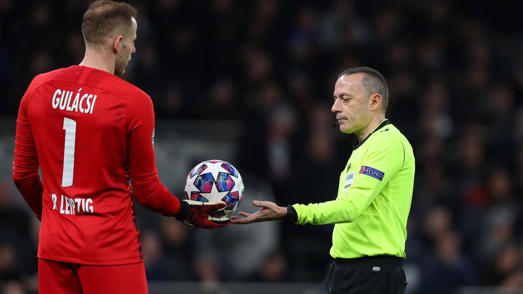 Peter Gulacsi und Schiedsrichter Cüneyt Cakir.