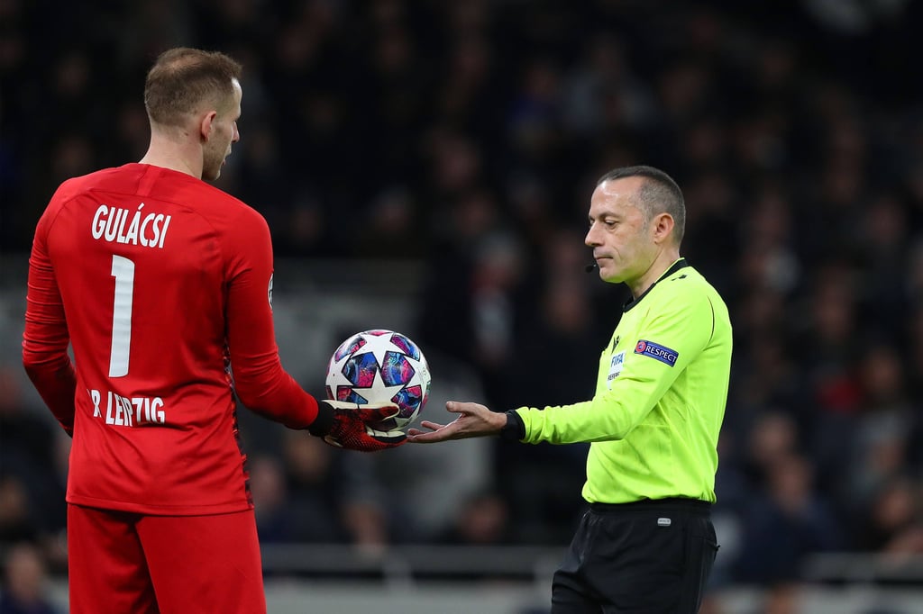 Peter Gulacsi und Schiedsrichter Cüneyt Cakir.