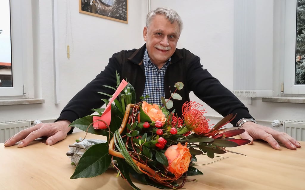 Autor Heinz Noack freut sich über den Blumenstrauß der Woche, den die Sangerhäuser Blumenboutique Meinhardt zur Verfügung gestellt hat.