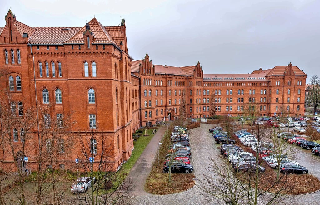 Das Neue Rathaus ist der Sitz der Stadtverwaltung. Im Zentrum des Gebäudes befindet sich das Oberbürgermeisterbüro.