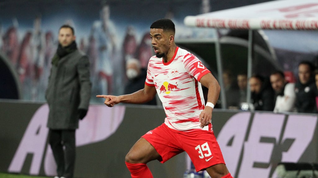 Benjamin Henrichs (r.) hält große Stücke auf&nbsp;Coach Domenico Tedesco (links hinten).