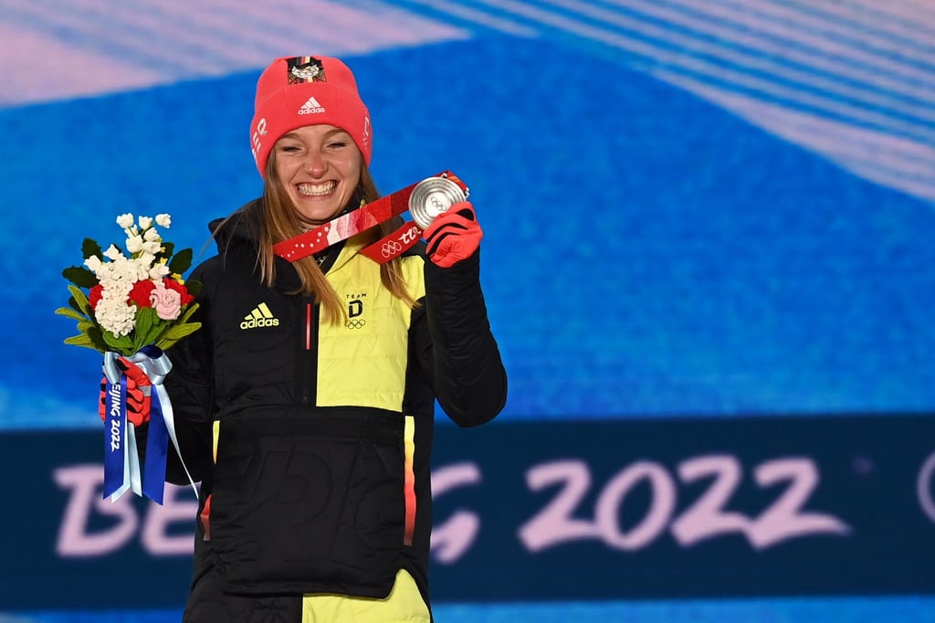 Skispringerin Katharina Althaus mit ihrer Silbermedaille.