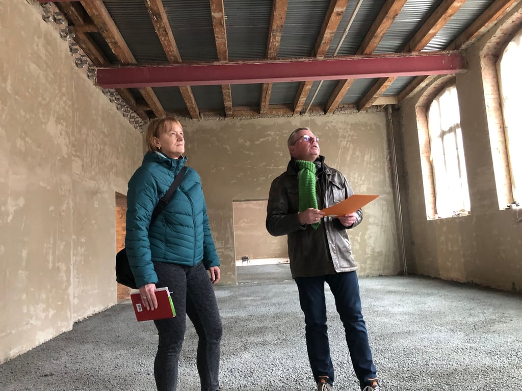 Claudia Passon und Bauamtsleiter Thomas Jähnel in der künftigen Aula.