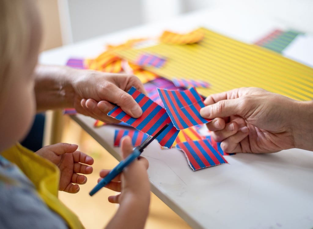 Beim Auftakt des Ferienangebotes von Bettina Wloch spielen und basteln die Kinder.