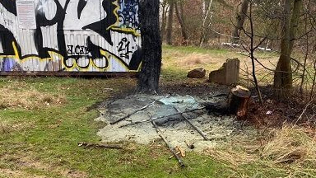 Unbekannte Täter haben am Dienstagnachmittag (15. Februar) ein Dixi Klo in Süplingen in der Börde angezündet. Die Polizei sucht nach Hinweisen.