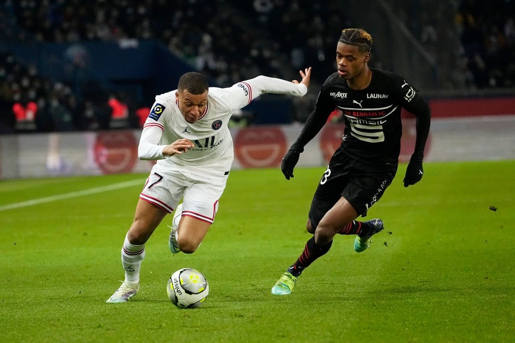 Trotz Wechselgerüchten: Kylian Mbappe (l) von Paris Saint Germain zeigt starke Leistungen in der Ligue 1 und der Champions League.