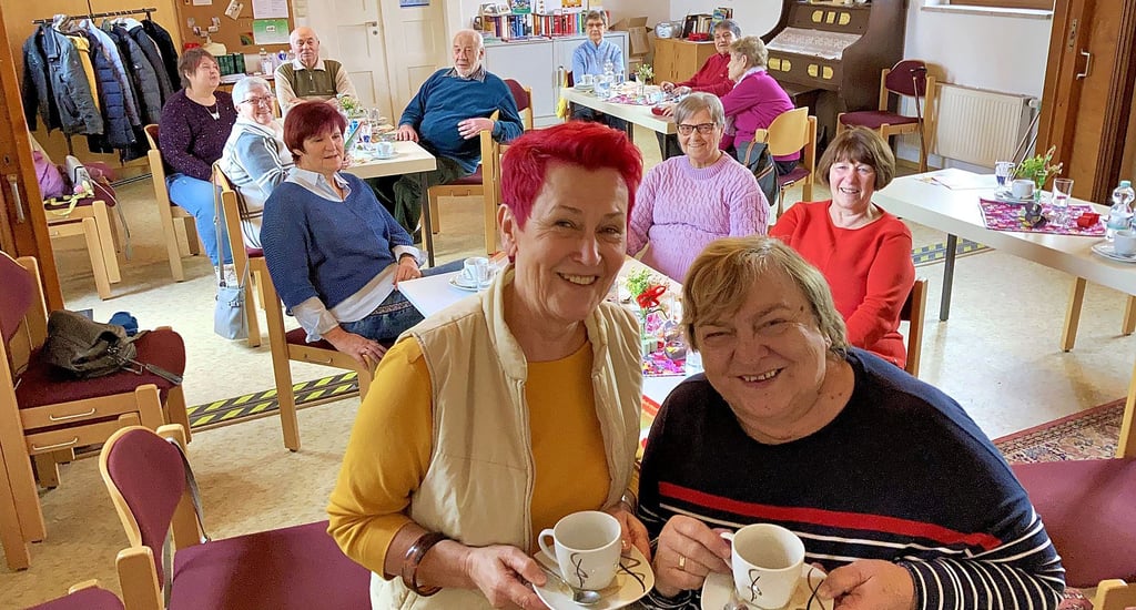 Bei Astrid Pierau (links) und Monika Zahn sowie den anderen Besuchern hat der Stadtteiltreff in Magdeburg-Lemsdorf einen festen Platz im Terminkalender.