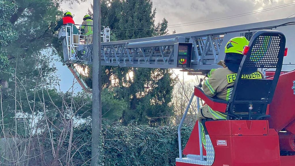 Die Feuerwehr in Wolmirstedt musste zahlreiche Sturmschäden beseitigen. Zum Einsatz kam dabei die Drehleiter.