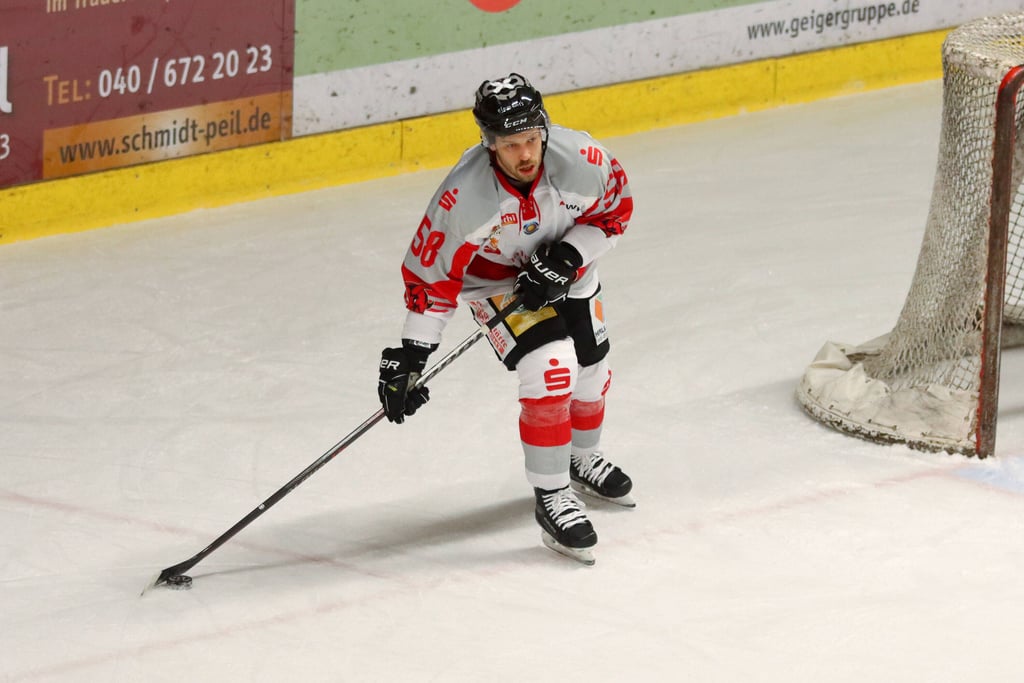 Verteidiger Dennis Schütt kann in dieser Saison nicht mehr für die Saale Bulls auf dem Eis stehen.