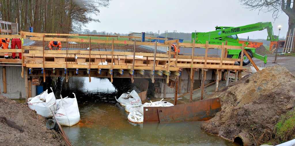 Die Augrabenbrücke zwischen Jeetze und Störpke wird derzeit erneuert. Im Sommer 2022 sollen die Arbeiten abgeschlossen sein.