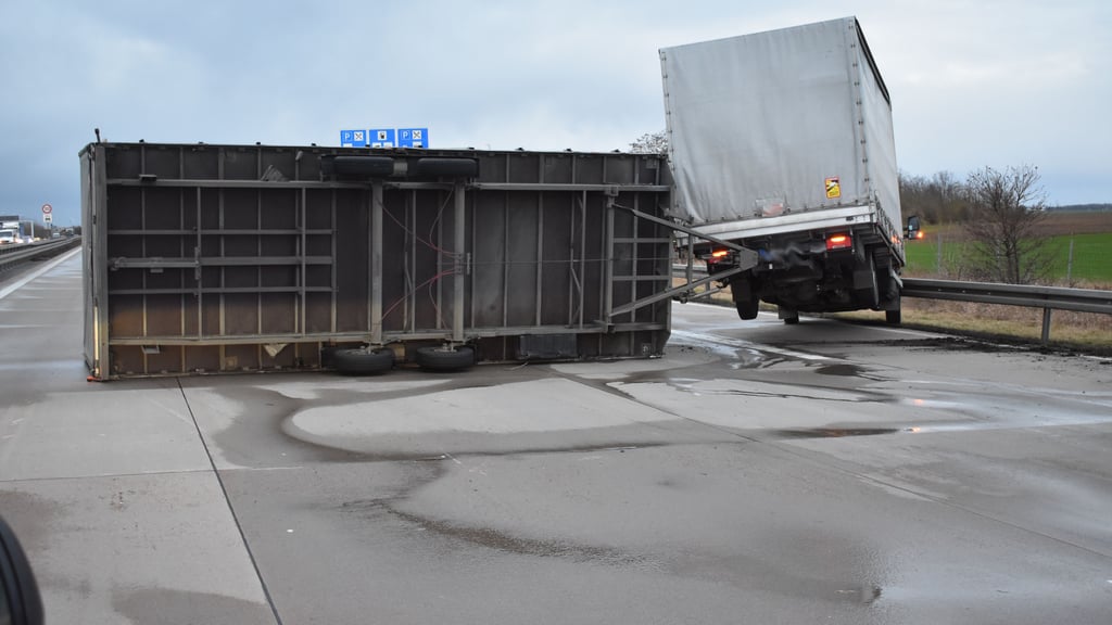 Das Gespann blockierte nach dem Unfall die gesamte Fahrbahn.