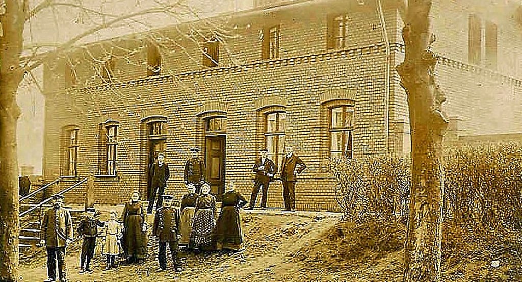 Um 1890 entstand das Foto vor dem Wohnhaus gegenüber dem westlichen Bahnhof in Calbe.