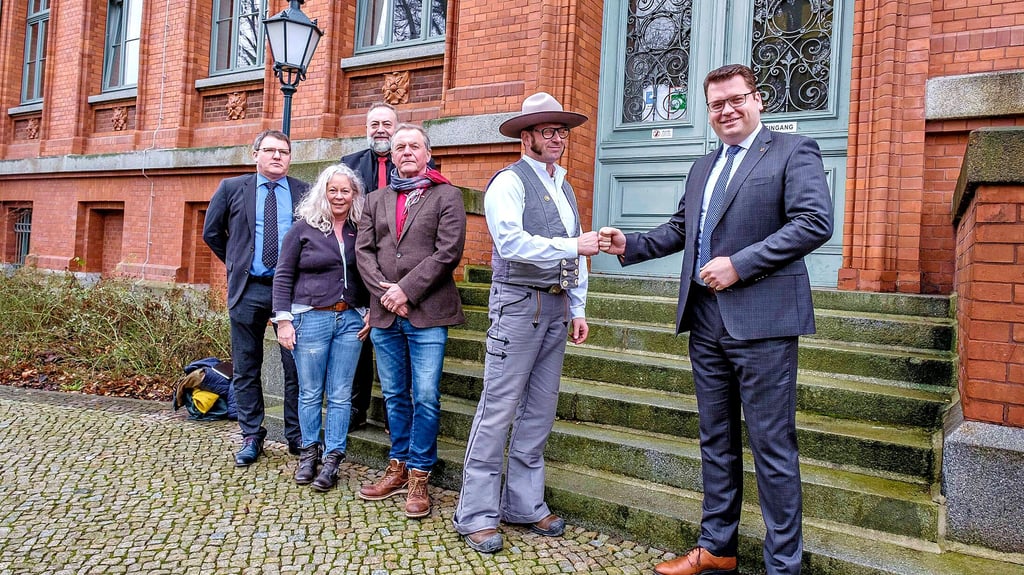 Landrat Christian Tylsch begrüßt den neuen Kreishandwerksmeister, Enrico Reinecke, vor der Verwaltung.