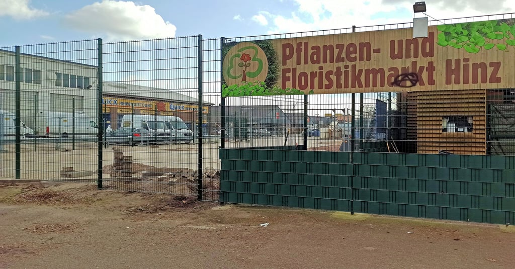Der Zaun um die größeren Außenflächen für den Pflanzenmarkt ist bereits fertiggestellt.