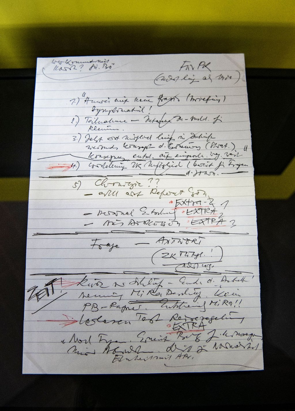 Der Notizzettel des SED-Politbüro-Mitglieds Schabowski aus seiner historischen Pressekonferenz vom 9. November 1989.