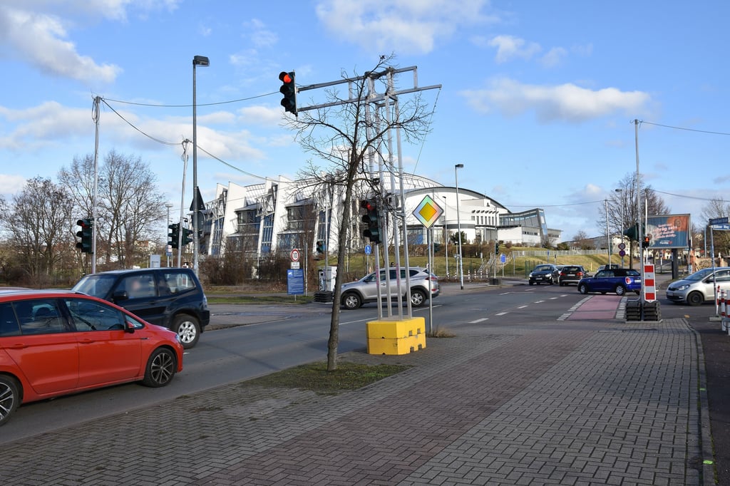 Seit September 2021 ist eine provisorische Ampel-Anlage an der Kreuzung im Osten von Magdebrug im Einsatz.