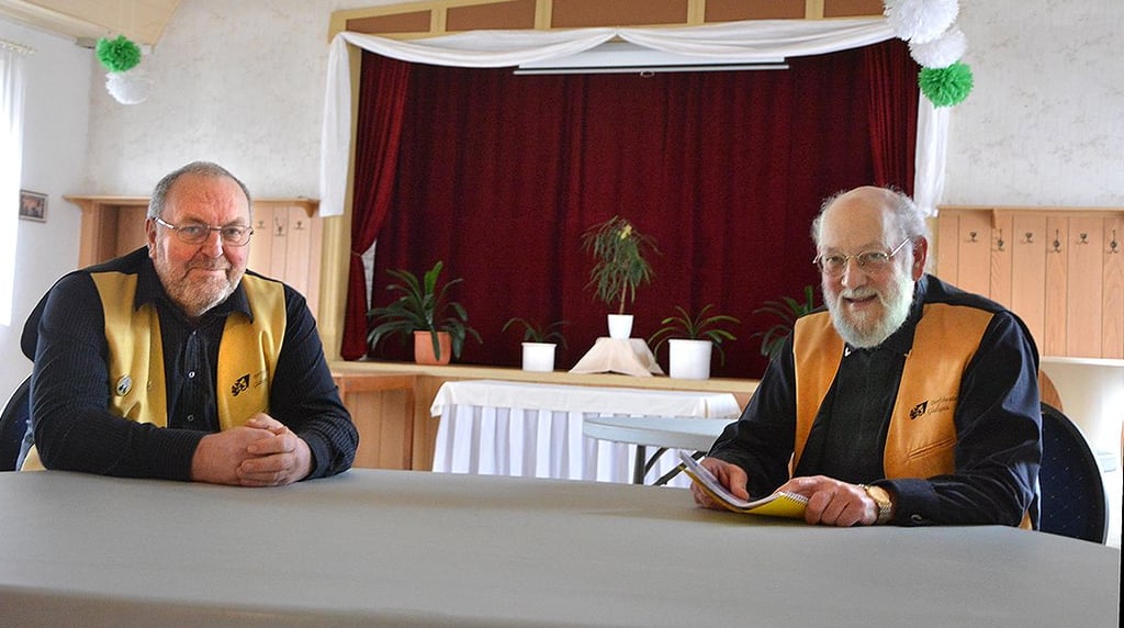 Horst Bannehr (links) und Norbert Lazay vom Dorftheater Gladigau hoffen auf eine normale 20. Spielzeit. Ohne Absagen.